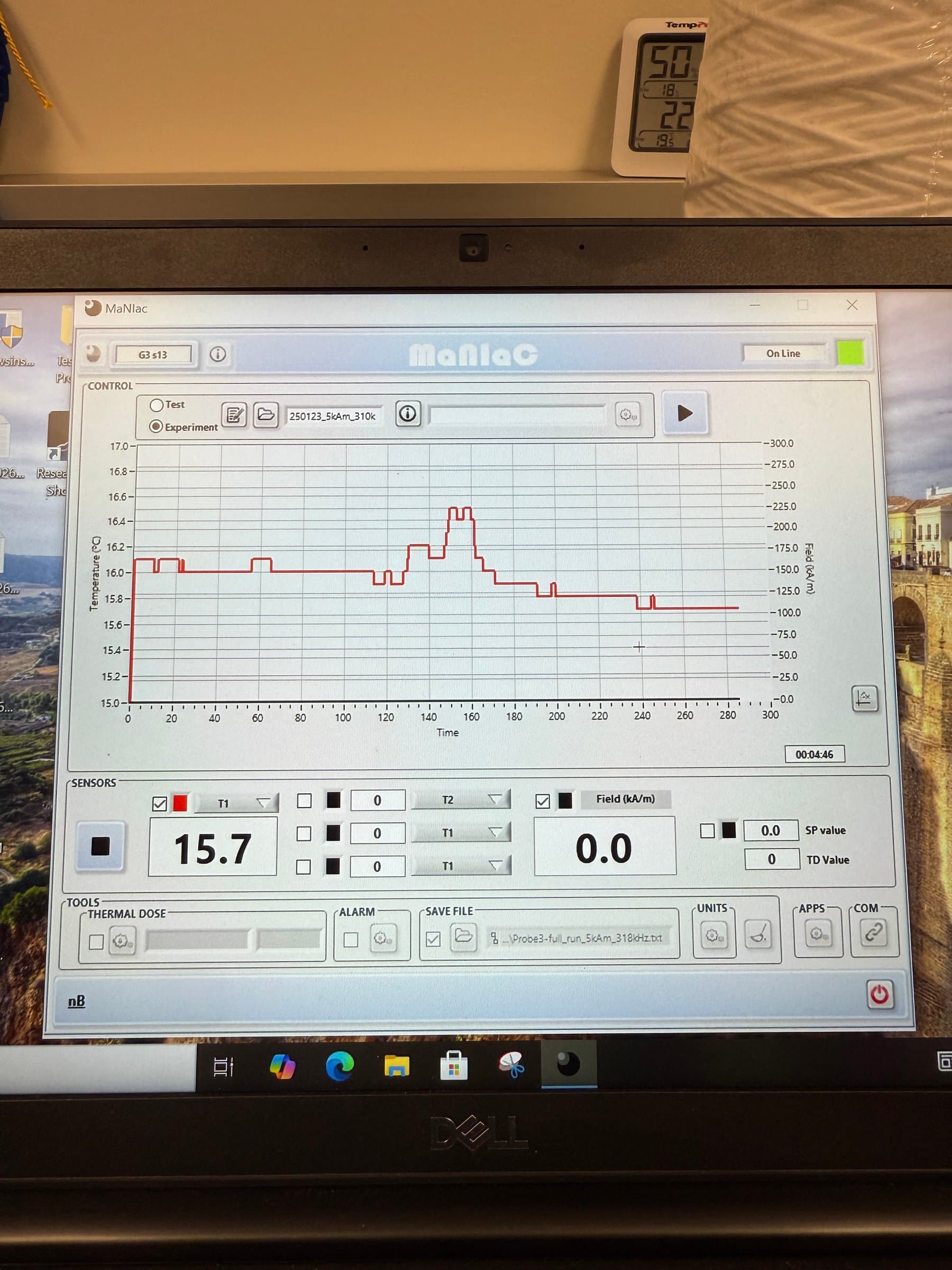 MaNIaC software dashboard showing a live temperature and magnetic field strength graph during an AMF heating trial.